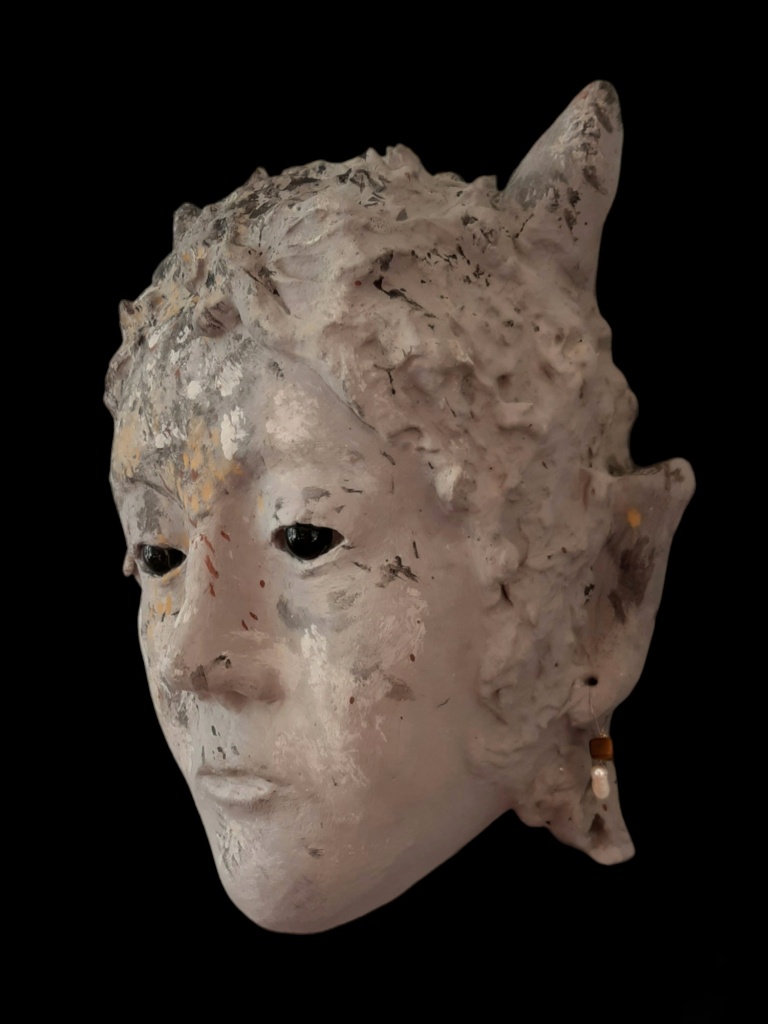 Sculpture visage déesse enfant