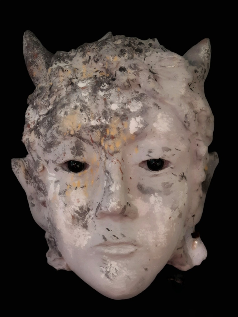 Sculpture visage déesse enfant